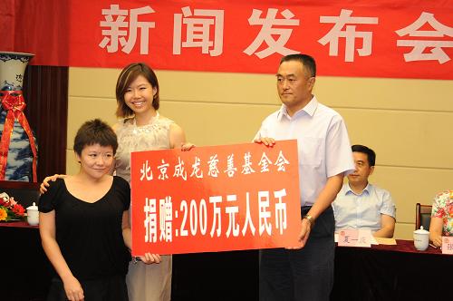 8月11日,北京成龍慈善基金會(huì)項(xiàng)目負(fù)責(zé)人(左一、左二)向貴州省捐贈(zèng)200萬(wàn)元善款。當(dāng)日,北京成龍慈善基金會(huì)與貴州省政協(xié)啟動(dòng)貧困青少年大病救治項(xiàng)目。北京成龍慈善基金會(huì)通過(guò)向貴州省提供首批200萬(wàn)元捐助,為年齡在16周歲及以下、身患大病住院的家境貧困青少年,報(bào)銷一次住院和手術(shù)醫(yī)療費(fèi)用,以此幫助貴州省內(nèi)身患大病的貧困青少年解決缺錢(qián)治療的難題。新華社記者 李勁峰 攝