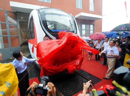 8月12日,杭州地鐵七堡車輛段舉行杭州地鐵1號線首列列車交付儀式,從南京運來的首列6節(jié)地鐵車廂正式交付給杭州地鐵集團。在完成一系列的調試、完善工作后,列車將進入批量生產階段。杭州地鐵1號線列車為4動2拖6輛編組的B型車,結構設計壽命不小于30年,列車運行的最高運行速度為80公里/小時。杭州市地鐵1號線于2007年3月底開工建設,線路全長47.97公里,連通杭州主城與江南、臨平、下沙副城。目前1號線31座車站主體及附屬結構工程已經接近尾聲,計劃年底前將基本實現(xiàn)地鐵隧道“洞通”和“軌通”。新華社記者 徐昱 攝
