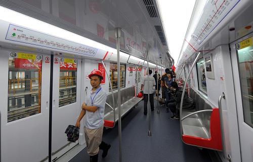 8月12日,記者和工作人員在杭州地鐵首列交付列車內參觀、采訪。新華社記者 徐昱 攝