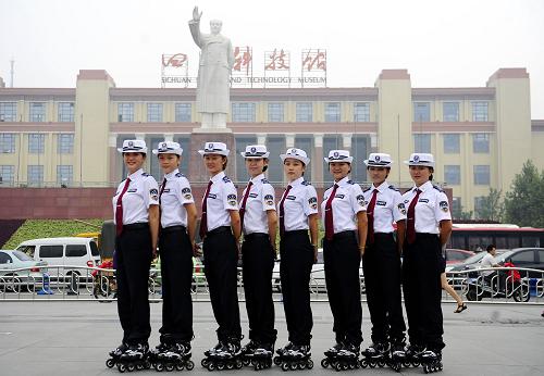 8名輪滑城管勸導(dǎo)隊(duì)員合影(8月12日攝)。新華社記者 江宏景 攝