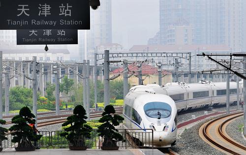 8月12日,一輛動車組列車駛入鐵路天津站站臺。京津城際高鐵將從8月16日零時起實施新的列車運行圖,時速由350公里調整到300公里。目前,鐵路天津站己做好調圖后的各項準備工作和預案,并及時向旅客發(fā)布有關信息和公告,確保旅客安全順利出行。新華社發(fā)(楊寶森 攝)