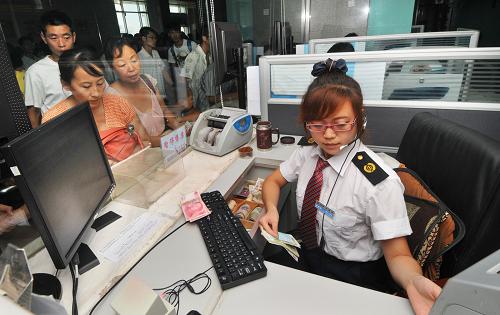 8月12日,鐵路天津站售票人員在為旅客服務。新華社發(fā)(楊寶森 攝)