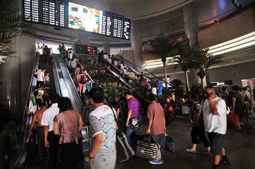 8月12日,旅客在鐵路天津站大廳準備出行。新華社發(fā)(楊寶森 攝)