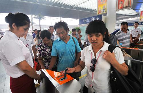 8月12日,旅客在鐵路天津站檢票進站乘車。新華社發(fā)(楊寶森 攝)