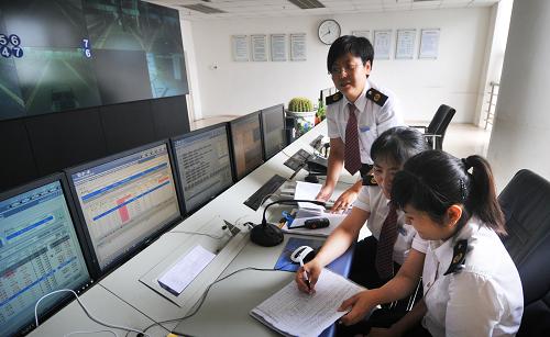 8月12日,鐵路天津站客運總值班室的工作人員在做調圖后的準備工作。新華社發(fā)(楊寶森 攝)