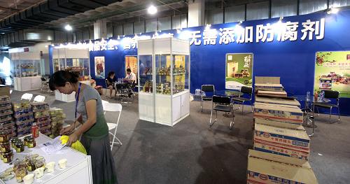 8月12日,在北京國際展覽中心,一名觀眾在參觀無需添加防腐劑的罐頭產(chǎn)品。新華社發(fā)(羅偉 攝)