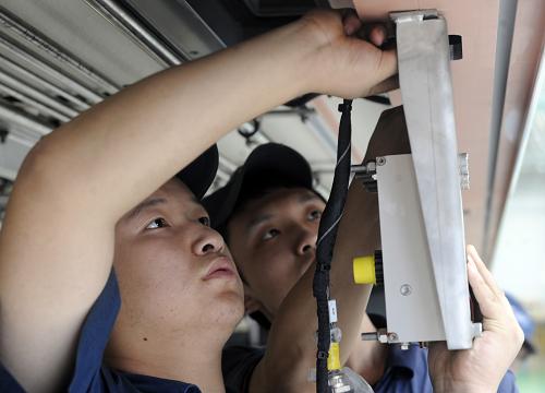 8月12日,長(zhǎng)客工人在總組裝間檢測(cè)一輛CRH380BL列車(chē)的電路。8月11日晚,中國(guó)北車(chē)發(fā)布公告稱(chēng)報(bào)請(qǐng)鐵道部同意,召回其子公司生產(chǎn)且已投入運(yùn)營(yíng)的54大列CRH380BL型動(dòng)車(chē)組。8月12日,記者在中國(guó)北車(chē)長(zhǎng)春軌道客車(chē)股份有限公司總組裝間看到,CRH380BL列車(chē)的召回并未影響其高速動(dòng)車(chē)組生產(chǎn)線(xiàn)的運(yùn)轉(zhuǎn),CRH380BL等型號(hào)列車(chē)均處于正常生產(chǎn)、檢測(cè)和調(diào)試中。中國(guó)北車(chē)表示,將進(jìn)一步加強(qiáng)對(duì)分供方產(chǎn)品質(zhì)量的認(rèn)證和檢查。新華社記者 林宏 攝