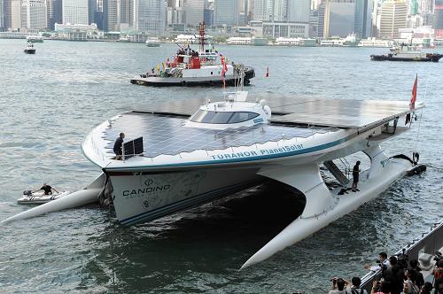 8月15日,全太陽能動力雙體船MS Turanor PlanetSolar??肯愀劬S多利亞港灣。當日,全太陽能動力雙體船MS Turanor PlanetSolar抵達香港海港城海運大廈,作為該太陽能船只首次環(huán)球航行其中一站。據(jù)悉,MS Turanor PlanetSolar是長達31米的雙體船,鋪設(shè)了500平方米的太陽能電板。該艘雙體船于2010年9月從法國南部出發(fā),展開環(huán)球航行。抵達香港前,該船已橫渡大西洋及太平洋,訪問了美國、墨西哥、巴拿馬、哥倫比亞、厄瓜多爾、澳大利亞及菲律賓等國家。此船將在香港停泊至23日。新華社記者 宋振平 攝