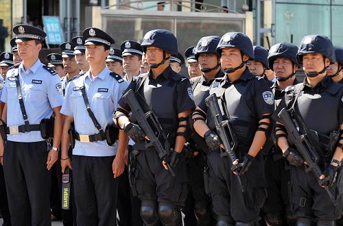 8月15日,烏魯木齊鐵路公安處警察在烏魯木齊站公安檢查站點上進行誓師大會。當日,公安部部署在新疆進出疆的5條主要省際公路公安檢查站和鐵路治安檢查站全面啟動。這些檢查站主要對入疆人員、車輛、物品按照安保勤務(wù)等級實施檢查,筑牢平安亞博的外圍防線。另外,新疆公安廳部署開展以護衛(wèi)首府烏魯木齊為主要目標的“環(huán)烏護城河”行動,建立了39個以烏魯木齊為中心的“環(huán)烏”公安檢查站,由武警、治安民警、交警、特警、民兵和治安聯(lián)防力量共同構(gòu)成,對過往車輛和人員進行嚴格檢查,確保烏魯木齊在博覽會期間的安全。新華社記者 趙戈 攝