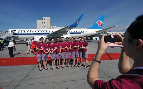 8月16日,南航新疆分公司空乘人員在南航EMB190噴氣式飛機(jī)前合影。當(dāng)日,南方航空公司引進(jìn)的機(jī)號(hào)為B-3197的EMB190噴氣式飛機(jī)抵達(dá)烏魯木齊國(guó)際機(jī)場(chǎng),正式成為南航新疆分公司的一員。EMB190飛機(jī)是巴西航空工業(yè)公司生產(chǎn)的世界最先進(jìn)支線客機(jī),目前全球30多個(gè)國(guó)家的數(shù)十家航空公司使用此型飛機(jī)。到2012年底,南航新疆分公司將陸續(xù)接受10架EMB190飛機(jī),組建成新疆最大的支線客機(jī)機(jī)隊(duì),這些飛機(jī)將投入到疆內(nèi)主要城市的航線運(yùn)營(yíng)。新華社記者 趙戈 攝