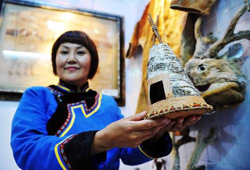 8月22日,在中俄文化大集上,一位鄂倫春族手工藝者在展示樹皮工藝品。 當(dāng)日,為期5天的第二屆黑龍江中俄文化大集暨“中俄雙子城”之夏藝術(shù)節(jié)在黑龍江省黑河市開幕。活動(dòng)以“文化貿(mào)易、文化交流、友好合作、繁榮發(fā)展”為主題,包括中俄文化產(chǎn)業(yè)項(xiàng)目合作說明會(huì)、書畫作品展銷、文藝演出、電影展映等10大板塊18項(xiàng)內(nèi)容。 新華社記者 王建威 攝