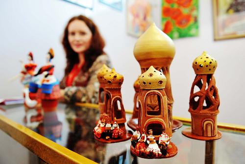 8月22日,在中俄文化大集上,一位俄羅斯手工藝者在展示她的陶藝作品。新華社記者 王建威 攝