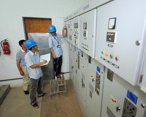 8月24日,德清供電局的電力服務隊在一家企業(yè)內(nèi)為新近增加的配電設施進行“體檢”,開展紅外測溫和日常巡查,確保企業(yè)用電設施安全度夏。新華社記者徐昱攝