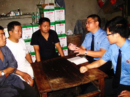 9月3日,四川大竹縣人民檢察院工作人員在曾家溝煤礦走訪“8·29”透水事故發(fā)生時(shí)在場人員。 據(jù)四川省安監(jiān)局消息,截至9月3日17時(shí),達(dá)州市大竹縣曾家溝煤礦“8.29”透水事故遇難人數(shù)增至10人,目前仍有2名礦工失蹤。 另據(jù)了解,目前,當(dāng)?shù)貦z察機(jī)關(guān)已全面介入事故調(diào)查,已有1名現(xiàn)場安全監(jiān)管責(zé)任人被刑事拘留,礦方財(cái)務(wù)賬目被查封,煤礦業(yè)主被公安機(jī)關(guān)控制。 新華社發(fā)