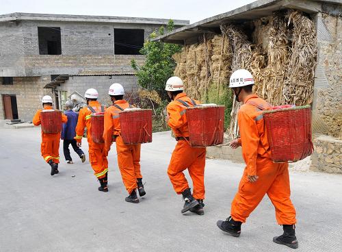 9月3日,在貴州興義市敬南鎮(zhèn)海子村,消防官兵背著紅背簍為老弱病殘等人員家里送水。新華社發(fā)(劉永松 攝)