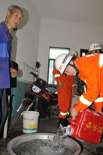 9月3日,在貴州興義市敬南鎮(zhèn)海子村,消防官兵背著紅水箱把水送到一位老年村民家里。新華社發(fā)(劉永松 攝)