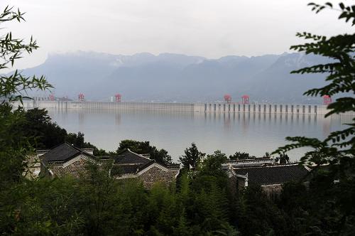 這是在秭歸鳳凰山上拍攝的峽江古建筑輝映下的三峽大壩(9月9日攝)。新華社記者 郝同前 攝