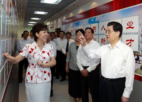 9月9日,在第二十七個教師節(jié)即將到來之際,胡錦濤總書記來到北京市第八十中學,親切看望師生員工。這是胡錦濤在參觀該校校史陳列。新華社記者 鞠鵬 攝