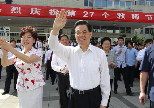 9月9日,在第二十七個教師節(jié)即將到來之際,胡錦濤總書記來到北京市第八十中學,親切看望師生員工。新華社記者 鞠鵬 攝