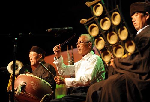 9月12日,河北淶水縣的藝人在表演古樂《醉太平》。當晚,第二屆智化寺音樂節(jié)在北京智化寺舉行,包括北京智化寺京音樂隊、西安都城隍廟鼓樂隊、福建泉州南音樂團、中央音樂學院的師生等為觀眾帶來一場中國古典音樂盛宴。新華社記者 羅曉光 攝