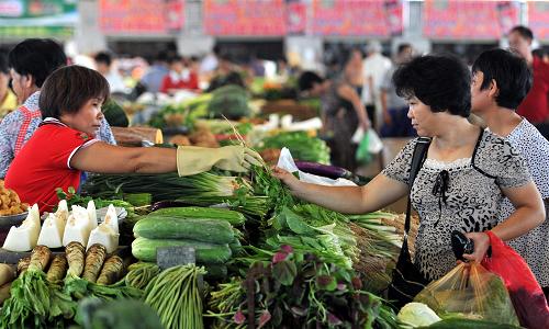 海南:8月份海南CPI同比上漲6.4% 環(huán)比降幅全國(guó)最大 市民在??谝晦r(nóng)貿(mào)市場(chǎng)購(gòu)買蔬菜(9月9日攝)。 據(jù)海南省物價(jià)局統(tǒng)計(jì)數(shù)據(jù)顯示,8月份海南省居民消費(fèi)價(jià)格指數(shù)(CPI)同比上漲6.4%,較7月的7.4%回落1個(gè)百分點(diǎn);環(huán)比下降0.4%,降幅居全國(guó)首位。 新華社記者侯建森攝