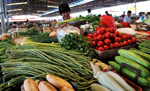 海南:8月份海南CPI同比上漲6.4% 環(huán)比降幅全國(guó)最大 蔬菜零售商在海口一農(nóng)貿(mào)市場(chǎng)出售蔬菜(9月9日攝)。 據(jù)海南省物價(jià)局統(tǒng)計(jì)數(shù)據(jù)顯示,8月份海南省居民消費(fèi)價(jià)格指數(shù)(CPI)同比上漲6.4%,較7月的7.4%回落1個(gè)百分點(diǎn);環(huán)比下降0.4%,降幅居全國(guó)首位。 新華社記者侯建森攝