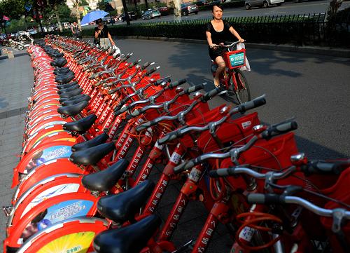 9月13日,一位租用公共自行車的行人騎車從杭州街頭的公共自行車服務(wù)點(diǎn)經(jīng)過。 杭州市公共自行車交通服務(wù)公司的最新數(shù)據(jù)顯示,杭州公共自行車日均租用人數(shù)達(dá)到了25萬人次,幫助杭州一年減碳排放量3.5萬噸左右。 據(jù)介紹,2008年5月1日,杭州在全國率先運(yùn)行公共自行車租賃系統(tǒng)。目前杭州市已建成免費(fèi)公共自行車服務(wù)點(diǎn)2411個(gè),投放自行車60600輛。 新華社記者 韓傳號(hào) 攝