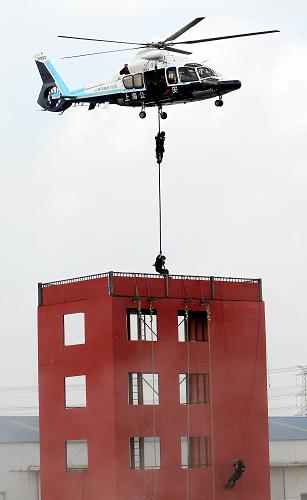 9月14日,特警隊員正在從警用直升機上索降對恐怖分子藏身的大樓發(fā)動攻擊。新華社記者 凡軍 攝