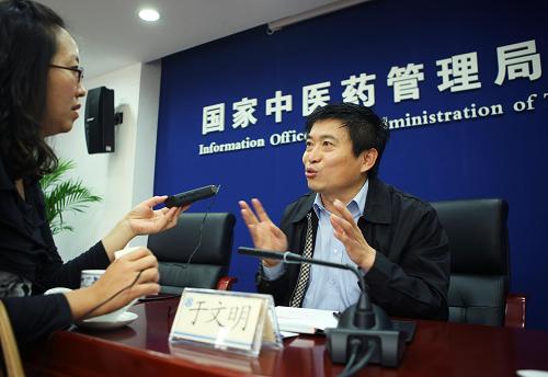 9月14日,國家中醫(yī)藥管理局副局長于文明(右)在發(fā)布會上接受媒體采訪。當日,國家中醫(yī)藥管理局召開新聞發(fā)布會,介紹中醫(yī)基本現(xiàn)狀調查結果。國家中醫(yī)藥管理局副局長于文明在發(fā)布會上介紹了我國中醫(yī)服務的現(xiàn)狀和存在的主要問題。在中醫(yī)服務方面,調查顯示,各類醫(yī)療機構不含村衛(wèi)生室、中醫(yī)門診服務總量是6.7億多人次,占各類醫(yī)療機構門診服務總量的19.2%,其中村衛(wèi)生室提供中醫(yī)診療服務是2.3億多人次。新華社發(fā)(李方宇 攝)