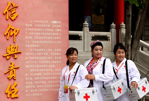 9月14日,三位新疆少數(shù)名族鄉(xiāng)村醫(yī)生在開(kāi)班儀式上合影。自當(dāng)日起,來(lái)自新疆維吾爾自治區(qū)的少數(shù)民族鄉(xiāng)村醫(yī)生在北京接受中國(guó)紅十字基金會(huì)“鄉(xiāng)村醫(yī)生培訓(xùn)計(jì)劃”為期14天的免費(fèi)醫(yī)療培訓(xùn)。自2006年這一培訓(xùn)計(jì)劃啟動(dòng)以來(lái),已經(jīng)舉辦了33期培訓(xùn)班,免費(fèi)為全國(guó)26個(gè)省區(qū)、25個(gè)民族培訓(xùn)鄉(xiāng)村醫(yī)生3266名。新華社記者 汪永基 攝