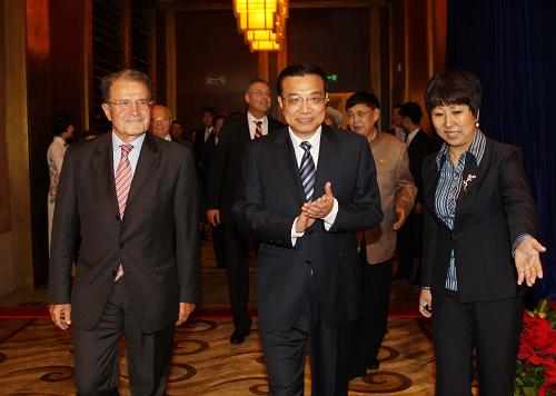 這是李克強(qiáng)與意大利前總理普羅迪(前左一)等嘉賓步入會(huì)場(chǎng)。新華社記者 劉衛(wèi)兵 攝