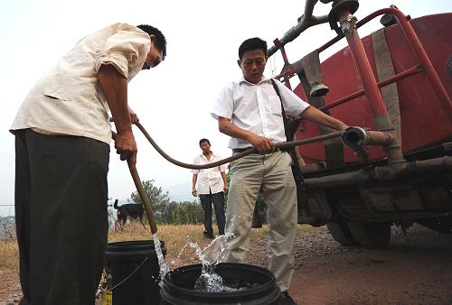 9月15日,重慶綦江縣的消防車(chē)在為三江街道黃荊村村民送水。當(dāng)日,記者從重慶市防汛抗旱指揮部獲悉,7日以來(lái),重慶大部分地區(qū)迎來(lái)降雨天氣過(guò)程,但雨量較小,未能緩解旱情。截至15日統(tǒng)計(jì),重慶有29個(gè)區(qū)縣受旱,農(nóng)作物受旱面積增至280萬(wàn)畝,其中重旱75.5萬(wàn)畝,干枯21.3萬(wàn)畝,75.2萬(wàn)人面臨臨時(shí)飲水困難。新華社記者 李健 攝
