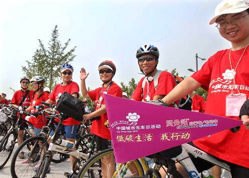 9月17日,參與低碳出行騎游宣傳活動的自行車運(yùn)動愛好者們在起點(diǎn)準(zhǔn)備出發(fā)。9月22日是第五個(gè)“中國無車日”,今年無車日的主題為“綠色交通·城市未來”。為使低碳出行不局限于“無車日”當(dāng)天,即日起上海啟動了為期一周的“無車日”宣傳活動,一支300多人組成的自行車隊(duì)沿徐匯區(qū)濱江區(qū)域展開騎游活動,倡導(dǎo)“低碳出行我行動”。新華社記者 劉穎 攝