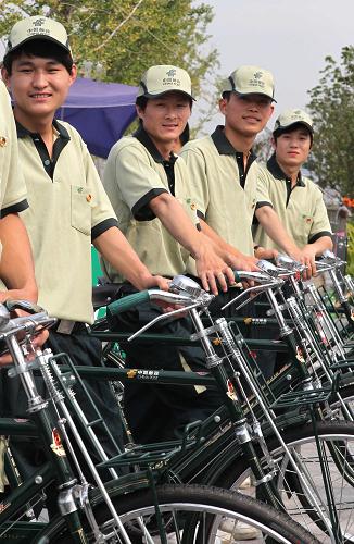 9月17日,參與低碳出行騎游宣傳活動的上海郵政的員工們在起點(diǎn)準(zhǔn)備出發(fā)。新華社記者 劉穎 攝