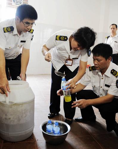 9月17日,廣西壯族自治區(qū)食品藥品監(jiān)督管理局工作人員在一學校食堂抽取食用油樣本。當日,廣西食品安全委員會辦公室和南寧市食品安全委員會辦公室聯合組織廣西食品藥品監(jiān)管部門到南寧市部分學校、餐館檢查食用油安全問題,開展嚴厲打擊餐飲環(huán)節(jié)“地溝油”違法犯罪行動。新華社記者 向志強 攝
