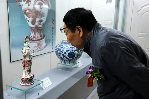 9月17日,參觀者在天物古陶瓷博物館欣賞展出的古代瓷器。新華社發(fā)(王鯤 攝)