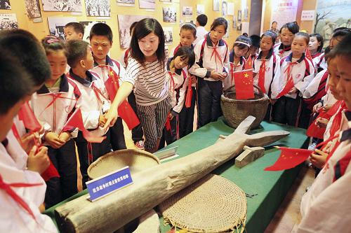 9月16日,江蘇省贛榆縣抗日山希望小學(xué)學(xué)生在抗日山烈士陵園參觀革命烈士紀(jì)念館。當(dāng)日,京滬抗日山希望小學(xué)組織學(xué)生來到抗日山烈士陵園,參觀革命烈士紀(jì)念館,緬懷先烈事跡,接受愛國主義教育,迎接9月17日第十一個(gè)全民國防教育日。新華社發(fā)(司偉 攝)