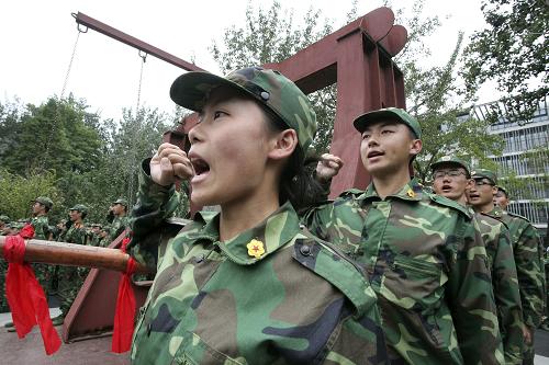 9月17日,身著軍訓(xùn)服的南開大學(xué)2011級新生在紀(jì)念“九一八”事變80周年儀式上宣誓。新華社發(fā)(李想 攝)