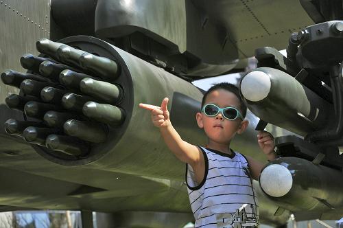 9月17日,一名小朋友在位于浙江寧波的中國防空博覽園留影。新華社發(fā)(張輝 攝)
