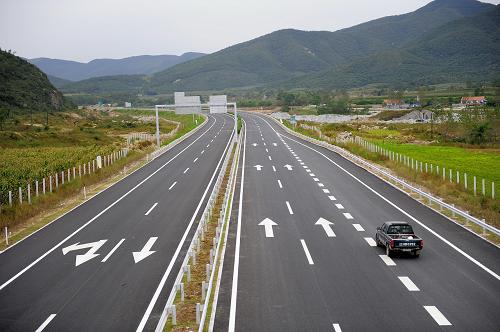 9月17日,遼寧丹東至海城高速公路竣工通車。9月17日上午,遼寧省丹東至海城高速公路在岫巖服務(wù)區(qū)舉行竣工通車儀式。這條公路的開(kāi)通將促進(jìn)遼寧東部山區(qū)經(jīng)濟(jì)發(fā)展。據(jù)了解,丹海線高速公路是國(guó)家高速公路網(wǎng)規(guī)劃中丹東至錫林浩特高速公路的重要組成部分,路線起于丹大高速公路(東港市大孤山鎮(zhèn)北),經(jīng)過(guò)岫巖滿族自治縣、海城市,終點(diǎn)與盤(pán)海高速公路相對(duì)接,與沈大高速公路相連,全長(zhǎng)143公里。設(shè)計(jì)標(biāo)準(zhǔn)為雙向四車道,全線共有特大橋、大橋50座,互通立交11座,隧道7座。工程概算總投資63.43億元。新華社發(fā)(劉海東 攝)