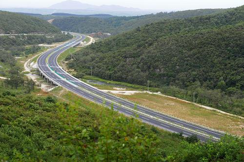 9月17日,遼寧丹東至海城高速公路竣工通車。新華社發(fā)(劉海東 攝)