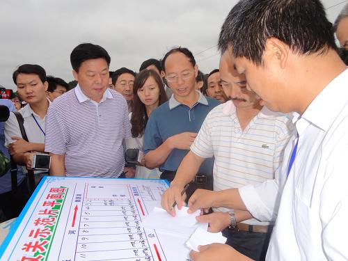 9月18日,農業(yè)部專家組對18塊試驗田共107.9畝的超級雜交稻田進行現(xiàn)場隨機抽簽。新華社記者 禹志明 攝