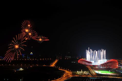 9月18日,第九屆全國少數(shù)民族傳統(tǒng)體育運動會在貴州省貴陽市落下帷幕。圖為閉幕式上燃放的煙火。 新華社記者 劉續(xù) 攝