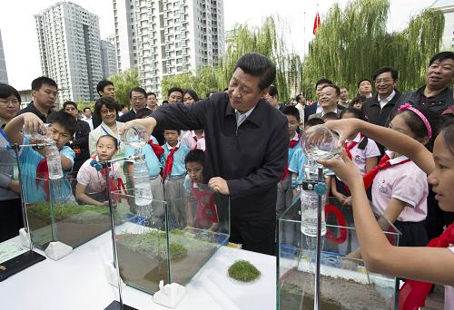 這是習(xí)近平在朝陽(yáng)區(qū)茉藜園社區(qū)與青少年一起參與“把水留住”等科學(xué)體驗(yàn)活動(dòng)。新華社記者 李學(xué)仁 攝