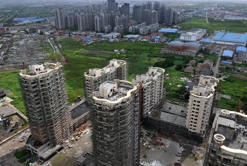 這是2011年8月28日在浙江省臺(tái)州市區(qū)拍攝的某樓盤建筑工地。新華社發(fā)(郟策 攝)