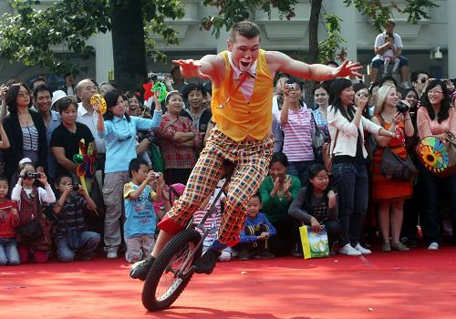 9月24日,在天津五大道旅游節(jié)開(kāi)幕式上,一名外國(guó)小丑演員在表演節(jié)目。當(dāng)日,第八屆中國(guó)天津五大道旅游節(jié)在天津五大道旅游景區(qū)開(kāi)幕。來(lái)自俄羅斯、巴西、印度等國(guó)家及國(guó)內(nèi)的十余支表演團(tuán)體為游客獻(xiàn)上了具有濃郁風(fēng)情的表演,各具特色的巡游隊(duì)伍讓觀眾大飽眼福。新華社發(fā)(劉東岳 攝)