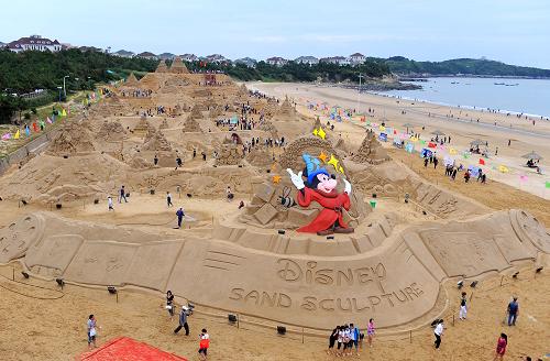 9月24日拍攝的舟山朱家尖的“沙雕迪士尼”主題公園,其中米老鼠作為主打明星以彩色沙雕的形象出現(xiàn)。當(dāng)日,浙江省舟山市朱家尖風(fēng)景區(qū)內(nèi)10000平方米的大型“沙雕迪士尼主題作品展”正式開幕,這也是國內(nèi)經(jīng)華特迪士尼(上海)有限公司授權(quán)的首個“沙雕迪士尼”展。本次沙雕展總堆沙量為2萬立方米,單位沙雕作品數(shù)量近60個,由來自國內(nèi)外的30多名沙雕藝術(shù)家共同創(chuàng)作而成。展示區(qū)分為“米奇歡迎你”“經(jīng)典人物場景”“每日世界”“卡通城堡以及魔幻與探險(xiǎn)”四大部分。作品涵蓋迪士尼·皮克斯經(jīng)典動畫場景和人物,例如米老鼠、白雪公主、海底總動員、玩具總動員等,還有部分以彩色沙雕的形式出現(xiàn),使本次“沙雕迪士尼”成為一場海濱卡通動漫的歡樂盛會。新華社記者 徐昱 攝