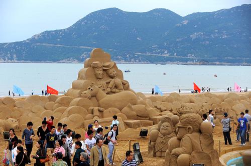 9月24日,游客在“沙雕迪士尼”主題公園內(nèi)的《玩具總動員》動漫人物造型沙雕處游玩。新華社記者 徐昱 攝