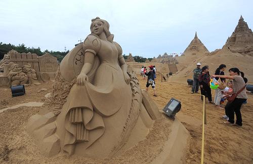 9月24日,游客在“沙雕迪士尼”主題公園內(nèi)的白雪公主沙雕處游玩。新華社記者 徐昱 攝