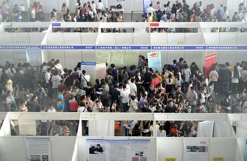 9月24日,江蘇高校畢業(yè)生就業(yè)創(chuàng)業(yè)公益交流大會南京分會場人頭攢動。新華社發(fā)